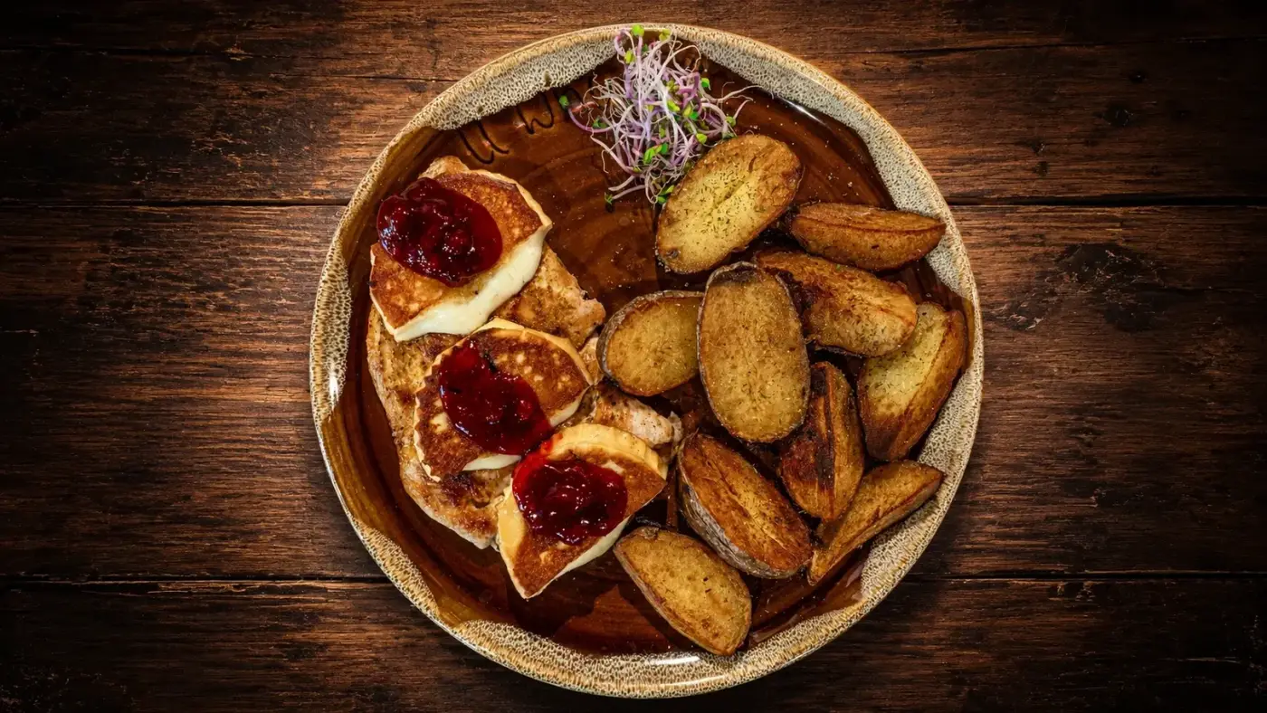 Grilled oscypek with cranberry, Karczma U Wnuka in Zakopane