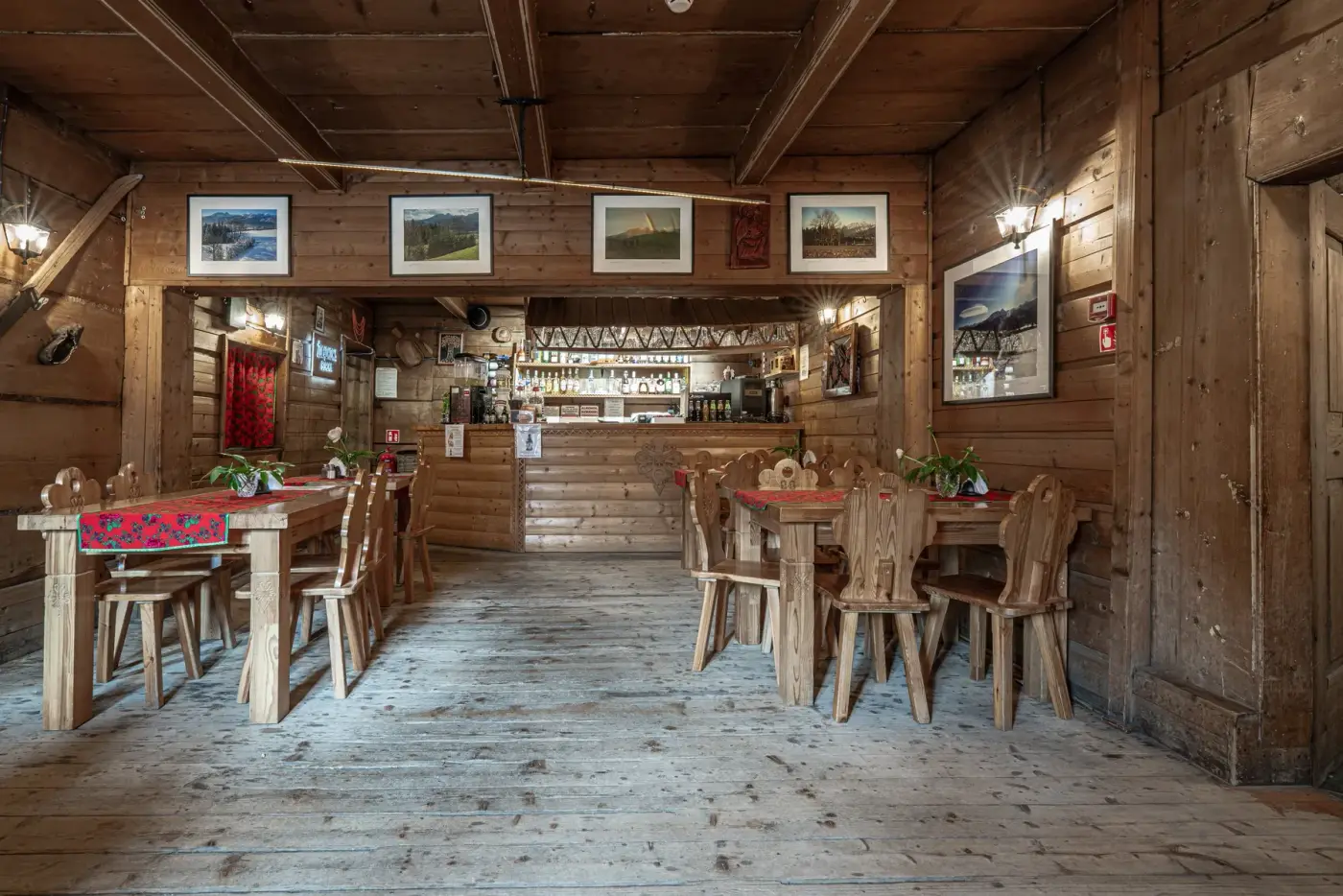 Wnętrze Karczmy U Wnuka, regionalna restauracja w Zakopanem