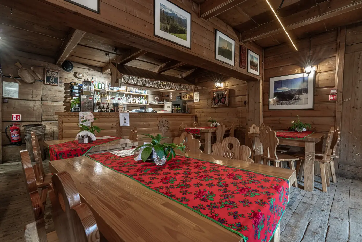Wnętrze Karczmy U Wnuka, regionalna restauracja w Zakopanem