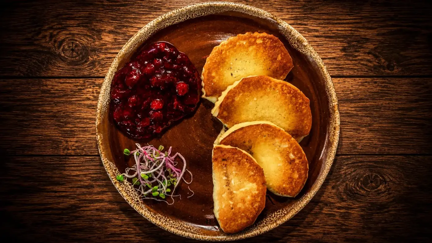 Gegrillter Oscypek mit Preiselbeeren, Karczma U Wnuka in Zakopane