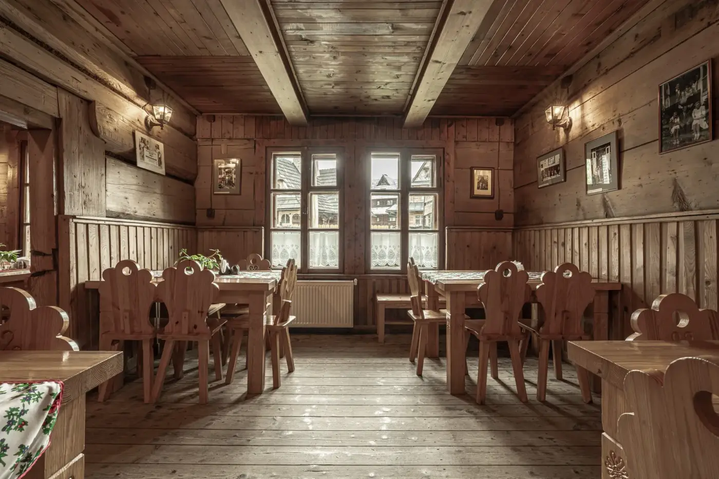 Interiér Karczmy U Wnuka, regionální restaurace v Zakopanem